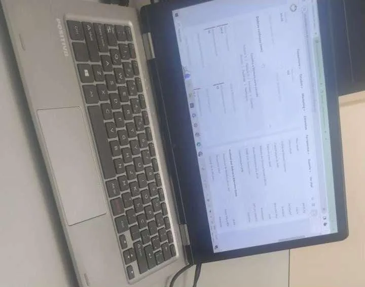 Notebook com a planilha de avaliação de um atendimento